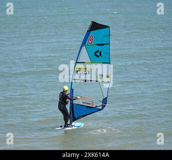 Windsurfer auf dem Meer Stockfoto