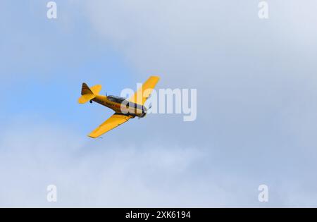 Vintage North American Aviation Harvard T-6 Flugzeug in gelben Marinefliegern. Stockfoto