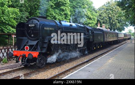 Vintage British Railways BR Standard Class 9F 2-10-0 Dampflokomotive „Black Prince“ am Bahnhof. Stockfoto