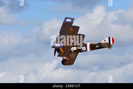 Vintage Sopwith Triplane in fließendem blauem Himmel und Wolken. Stockfoto