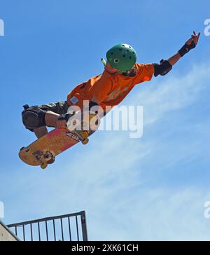 Skateboarder beim Halb-Stunt auf der Vert-Rampe. Stockfoto
