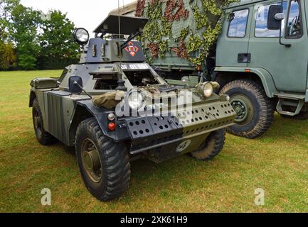 Ein alter gepanzerter Pfadfinder, der auf Gras geparkt ist. Stockfoto