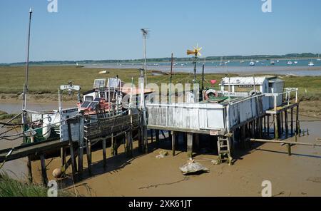 Hausboot wohnt im Schlammbad nahe der Mündung des Flusses Deben Suffolk. Stockfoto