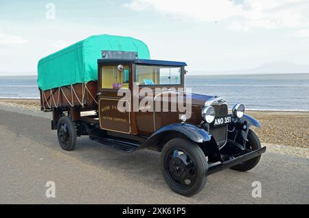 Der Vintage 1932 Ford Truck ANO 352 parkt an der Strandpromenade. Stockfoto