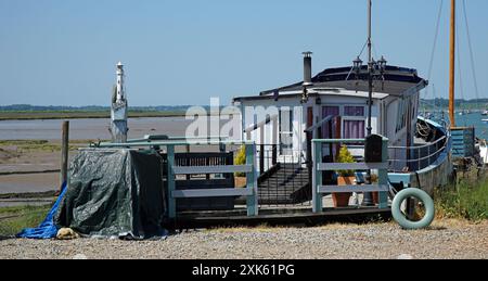 Hausboot lebt an der Mündung des Flusses Deben bei Felixstowe Ferry. Stockfoto