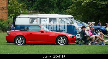 Vintage Honda S2000 VW Wohnmobil mit Zuschauern auf Stühlen davor. Stockfoto