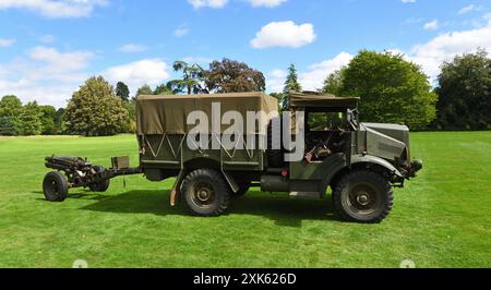 Der klassische 1944er Morris-kommerzielle Truck schleppt ein Feldgewehr aus dem Zweiten Weltkrieg Stockfoto
