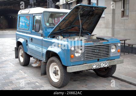 Land Rover 90 Defender Geländewagen in Blau mit offener Motorhaube Stockfoto