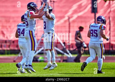 Markus Schaberl (Wikinger, #85), Ben Holmes (Wikinger, #03), jubeln ueber Sieg, GER, Berlin Thunder vs. Wikinger, American Football, Saison 2024, European League of Football, elf, Woche 9, 21.07.2024, Foto: Eibner-Pressefoto/ Claudius Rauch Stockfoto