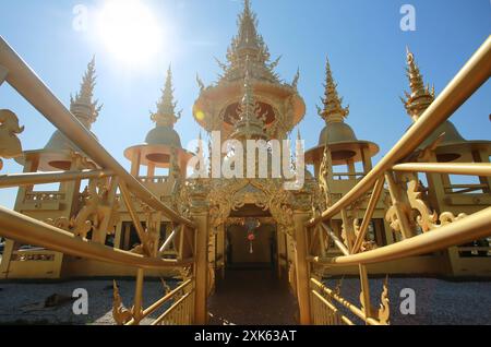 Wat Rong Khun, auch der weiße Tempel genannt, der goldene Teil nennt Dhamma-Gebäude in Chiang Rai. Es ist einer der berühmten Tempel im Norden thailands Stockfoto
