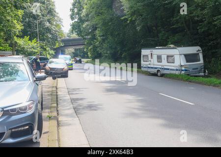 Kurioser Unfall am Sonntagnachmittag in Solingen: Wohnwagen rollt führerlos in Gegenverkehr Kurioser Unfall am Sonntagnachmittag in Solingen: Wohnwagen rollt führerlos in Gegenverkehr ein führerloser Wohnwagen rollte Autofahrern auf der Kohlfurther Straße am Sonntag 21.07.2024 entgegen. Eine Autofahrerin beschrieb die Situation beängstigend: Wir konnten gerade so eben auf diesen Feldweg ausweichen, als der Wohnwagen uns auf beiden Spuren entgegen kam. Mindestens ein entgegenkommender PKW Mercedes wurde durch den Wohnwagen erheblich beschädigt, alle anderen Fahrzeuge konnten, wie durch ein Wund Stockfoto