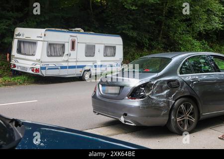 Kurioser Unfall am Sonntagnachmittag in Solingen: Wohnwagen rollt führerlos in Gegenverkehr Kurioser Unfall am Sonntagnachmittag in Solingen: Wohnwagen rollt führerlos in Gegenverkehr ein führerloser Wohnwagen rollte Autofahrern auf der Kohlfurther Straße am Sonntag 21.07.2024 entgegen. Eine Autofahrerin beschrieb die Situation beängstigend: Wir konnten gerade so eben auf diesen Feldweg ausweichen, als der Wohnwagen uns auf beiden Spuren entgegen kam. Mindestens ein entgegenkommender PKW Mercedes wurde durch den Wohnwagen erheblich beschädigt, alle anderen Fahrzeuge konnten, wie durch ein Wund Stockfoto