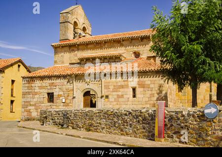 Historische Eleganz: Kirche San Cornelio y San Cipriano in der Revilla de Santullán (Kastilien und Leon, Spanien) Stockfoto