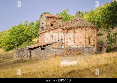 Der rustikale Charme der Kirche Santa Marina in Villanueva de la Torre (Kastilien und Leon, Spanien) Stockfoto