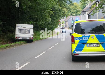 Kurioser Unfall am Sonntagnachmittag in Solingen: Wohnwagen rollt führerlos in Gegenverkehr Kurioser Unfall am Sonntagnachmittag in Solingen: Wohnwagen rollt führerlos in Gegenverkehr ein führerloser Wohnwagen rollte Autofahrern auf der Kohlfurther Straße am Sonntag 21.07.2024 entgegen. Eine Autofahrerin beschrieb die Situation beängstigend: Wir konnten gerade so eben auf diesen Feldweg ausweichen, als der Wohnwagen uns auf beiden Spuren entgegen kam. Mindestens ein entgegenkommender PKW Mercedes wurde durch den Wohnwagen erheblich beschädigt, alle anderen Fahrzeuge konnten, wie durch ein Wund Stockfoto