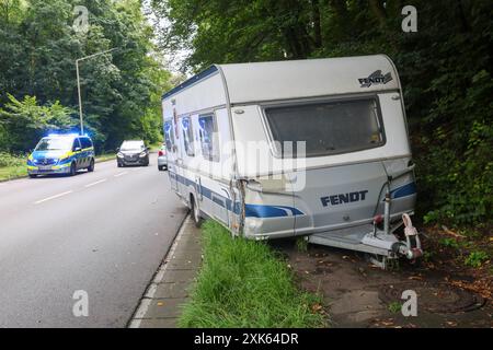 Kurioser Unfall am Sonntagnachmittag in Solingen: Wohnwagen rollt führerlos in Gegenverkehr Kurioser Unfall am Sonntagnachmittag in Solingen: Wohnwagen rollt führerlos in Gegenverkehr ein führerloser Wohnwagen rollte Autofahrern auf der Kohlfurther Straße am Sonntag 21.07.2024 entgegen. Eine Autofahrerin beschrieb die Situation beängstigend: Wir konnten gerade so eben auf diesen Feldweg ausweichen, als der Wohnwagen uns auf beiden Spuren entgegen kam. Mindestens ein entgegenkommender PKW Mercedes wurde durch den Wohnwagen erheblich beschädigt, alle anderen Fahrzeuge konnten, wie durch ein Wund Stockfoto