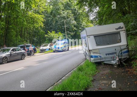 Kurioser Unfall am Sonntagnachmittag in Solingen: Wohnwagen rollt führerlos in Gegenverkehr Kurioser Unfall am Sonntagnachmittag in Solingen: Wohnwagen rollt führerlos in Gegenverkehr ein führerloser Wohnwagen rollte Autofahrern auf der Kohlfurther Straße am Sonntag 21.07.2024 entgegen. Eine Autofahrerin beschrieb die Situation beängstigend: Wir konnten gerade so eben auf diesen Feldweg ausweichen, als der Wohnwagen uns auf beiden Spuren entgegen kam. Mindestens ein entgegenkommender PKW Mercedes wurde durch den Wohnwagen erheblich beschädigt, alle anderen Fahrzeuge konnten, wie durch ein Wund Stockfoto