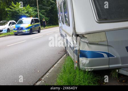 Kurioser Unfall am Sonntagnachmittag in Solingen: Wohnwagen rollt führerlos in Gegenverkehr Kurioser Unfall am Sonntagnachmittag in Solingen: Wohnwagen rollt führerlos in Gegenverkehr ein führerloser Wohnwagen rollte Autofahrern auf der Kohlfurther Straße am Sonntag 21.07.2024 entgegen. Eine Autofahrerin beschrieb die Situation beängstigend: Wir konnten gerade so eben auf diesen Feldweg ausweichen, als der Wohnwagen uns auf beiden Spuren entgegen kam. Mindestens ein entgegenkommender PKW Mercedes wurde durch den Wohnwagen erheblich beschädigt, alle anderen Fahrzeuge konnten, wie durch ein Wund Stockfoto