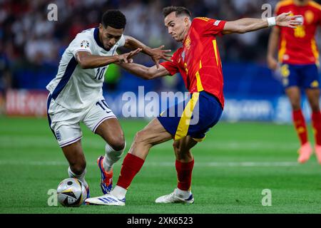 Jude Bellingham (L) aus England und Fabian Ruiz (R) aus Spanien sind beim Endspiel der UEFA EURO 2024 in Olym im Einsatz Stockfoto