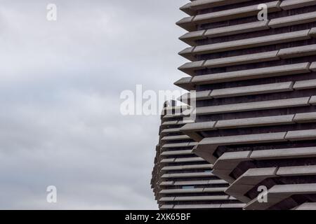 Dundee, Schottland – 24. März 2024: Seitenansicht des V&A Design Museums und der Galerie in Dundee Schottland. Stockfoto