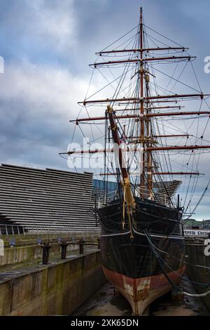 Dundee, Schottland – 24. März 2024: Das Royal Research Ship Discovery als Museum im Trockendock auf Dundee Scotland, neben dem V&A Design Museum. Stockfoto