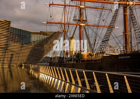 Dundee, Schottland – 24. März 2024: Das Forschungsschiff Discovery am Discovery Point als Museum in seinem Trockendock in Dundee neben dem V & A Museum Stockfoto