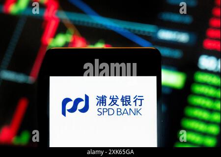 China. Juli 2024. In dieser Fotoabbildung wird das Logo der Shanghai Pudong Development Bank (SPD Bank) auf einem Smartphone mit einem wirtschaftlichen Börsenindex-Diagramm im Hintergrund dargestellt. (Foto von Budrul Chukrut/SOPA Images/SIPA USA) *** ausschließlich für redaktionelle Nachrichten *** Credit: SIPA USA/Alamy Live News Stockfoto