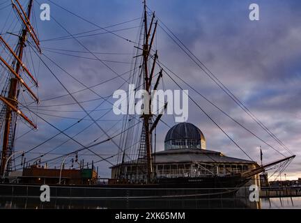 Dundee, Schottland – 24. März 2024: Das Forschungsschiff Discovery als Museum in seinem Trockendock in Dundee, Schottland, neben dem Dome und V&A Design mu Stockfoto