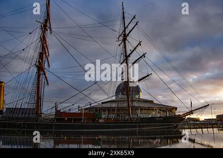 Dundee, Schottland – 24. März 2024: Das Forschungsschiff Discovery als Museum in seinem Trockendock in Dundee, Schottland, neben dem Dome und V&A Design mu Stockfoto