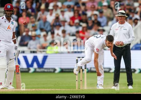 Nottingham, Großbritannien. Juli 2024. Mark Wood im Action-Bowling während des Spiels der Rothesay International Test Match Series zwischen England und West Indies in Trent Bridge, Nottingham, England am 21. Juli 2024. Foto von Stuart Leggett. Nur redaktionelle Verwendung, Lizenz für kommerzielle Nutzung erforderlich. Keine Verwendung bei Wetten, Spielen oder Publikationen eines einzelnen Clubs/einer Liga/eines Spielers. Quelle: UK Sports Pics Ltd/Alamy Live News Stockfoto