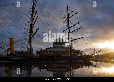 Dundee, Schottland – 24. März 2024: Das Forschungsschiff Discovery als Museum in seinem Trockendock in Dundee, Schottland, neben dem Dome und V&A Design mu Stockfoto