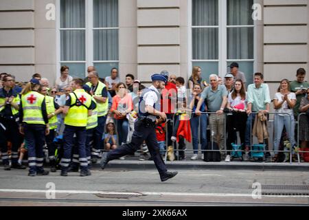 Brüssel, Belgien Juli 2024. Mitglieder des Polizeiambulanzdienstes, die während der Militär- und Zivilparade am belgischen Nationalfeiertag in Brüssel am Sonntag, den 21. Juli 2024, dargestellt wurden. Diese Parade ist eine Hommage an die Sicherheits- und Rettungsdienste unseres Landes, wie Armee, Polizei, Feuerwehr oder Katastrophenschutz. BELGA FOTO HATIM KAGHAT Credit: Belga News Agency/Alamy Live News Stockfoto