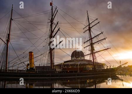 Dundee, Schottland – 24. März 2024: Das Forschungsschiff Discovery als Museum in seinem Trockendock in Dundee, Schottland, neben dem Dome und V&A Design mu Stockfoto