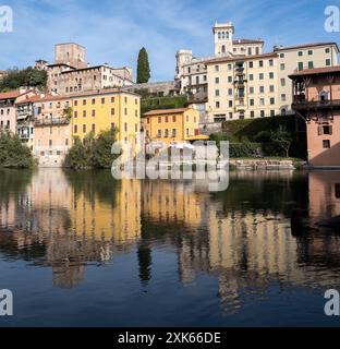 Blick auf die Stadt Bassano del Grappa in der italienischen Region Veneto mit dem Fluss Brenta im Vordergrund Stockfoto