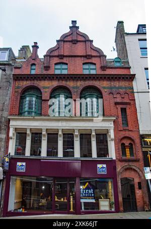 Dundee, Schottland – 24. März 2024: Ein ungewöhnliches Haus in der Crichton Street Dundee, mit einer Mischung aus architektonischen Stilen. Stockfoto