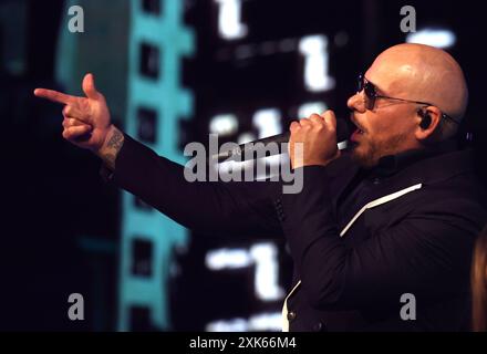 Phoenix, AZ, USA. Juli 2024. Pitbull tritt 2024 am 20. Juli 2024 beim WNBA All Star Game im Footprint Center in Phoenix, Arizona auf. Quelle: Mpi34/Media Punch/Alamy Live News Stockfoto