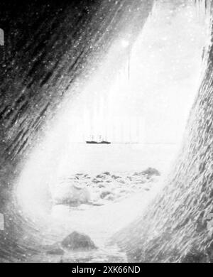 Die Terra Nova aus einer Eisgrotte, aufgenommen auf Scotts Expedition zum Südpol, 1910 bis 1912 Stockfoto