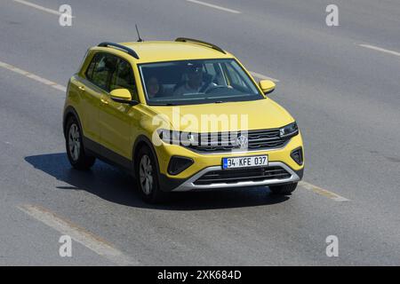 ISTANBUL, TÜRKEI - 7. JULI 2024: Der Volkswagen Käfer 1964 auf der Autobahn. Stockfoto