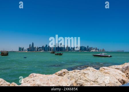 Doha, Katar - 10. Mai 2024 - Panoramablick auf die Skyline von Doha Stockfoto