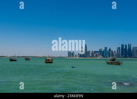 Doha, Katar - 10. Mai 2024 - Panoramablick auf die Skyline von Doha Stockfoto