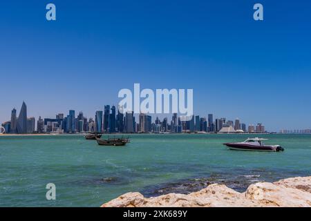 Doha, Katar - 10. Mai 2024 - Panoramablick auf die Skyline von Doha Stockfoto