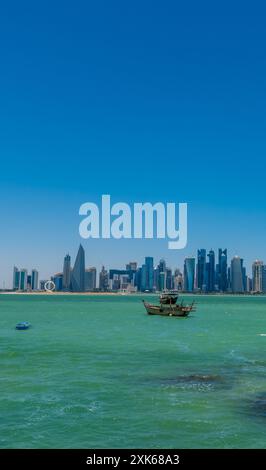 Doha, Katar - 10. Mai 2024 - Panoramablick auf die Skyline von Doha Stockfoto