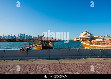 Doha, Katar - 19. Mai 2024 - Panoramablick auf das Museum für Islamische Kunst und die Skyline von Doha von der Doha Corniche Stockfoto