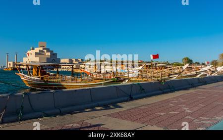 Doha, Katar - 19. Mai 2024 - Panoramablick auf das Museum für Islamische Kunst und die Skyline von Doha von der Doha Corniche Stockfoto