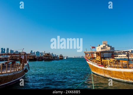 Doha, Katar - 19. Mai 2024 - Panoramablick auf das Museum für Islamische Kunst und die Skyline von Doha von der Doha Corniche Stockfoto