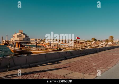 Doha, Katar - 19. Mai 2024 - Panoramablick auf das Museum für Islamische Kunst und die Skyline von Doha von der Doha Corniche Stockfoto