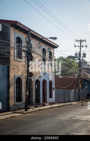 Straße mit Geschäften und typischen Wohnhäusern im Stadtzentrum der Kolonialzeit, Leon, Nicaragua Stockfoto