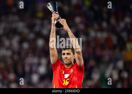 Rodrigo Hernandez Cascante, bekannt als Rodri, ist Träger der Auszeichnung für den MVP (Most Valuable Player) des Turniers während des Endspiels der UEFA EURO 2024 Stockfoto