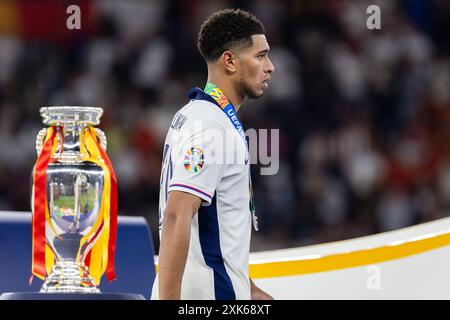 Jude Bellingham (England) und Henri Delaunay Trophy sind beim Endspiel der UEFA EURO 2024 zwischen Spanien und England im Olympiastadion Berlin zu sehen Stockfoto