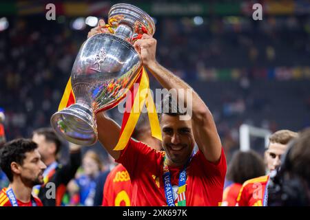 Rodrigo Hernandez Cascante, bekannt als Rodri von Spanien, feiert mit der Henri Delaunay Trophy während des Endergebnisses der UEFA EURO 2024 zwischen Spanien und Engl Stockfoto